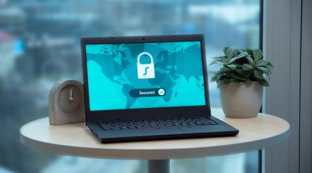 Foto van een laptop met een hangslotsymbool op het scherm